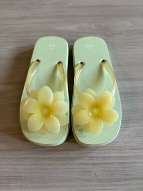 Zara Girls Yellow Floral Jelly Flip Flop Sandals NWOT